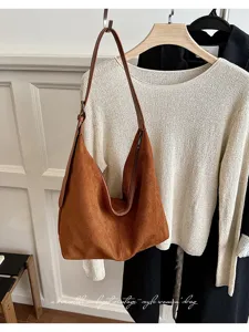 Vintage bruine suede schoudertas detail, zachte textuur en ruime capaciteit voor dagelijks.