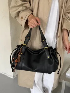 Schicke schwarze Schultertasche für Damen, stylische Beuteltasche aus PU-Leder mit Kordel.