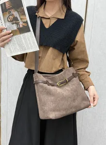 Chique suède schoudertas voor dames, casual tote tas met stijlvolle metalen gesp details.
