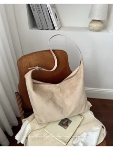 Retro suède schoudertas detail, casual dagelijkse shopper met zachte textuur en riem.