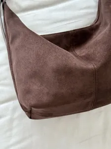 Bruine suède hobo schoudertas vintage slouchy okseltas casual shopper handtas stijl