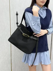 Minimalistische zwarte suède schoudertas voor dames, stijlvolle okseltas en crossbody forensentas.