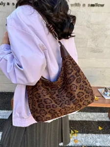 Stijlvolle suède shopper voor dames met luipaardprint, grote schoudertas voor forenzen.