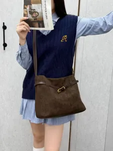 Stijlvolle bruine suède schoudertas voor dames, hippe retro crossbodytas met chique gesp.