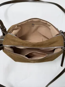 Retro minimalisten bruine suède vrouwen schoudertas top view open interieurweergave