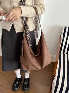 Vintage bruine suède schoudertas, grote slouchy hobo tote tas voor dagelijks gebruik.