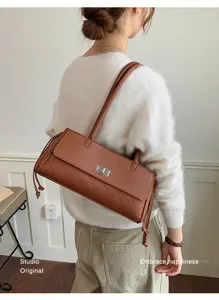 Bruine gewatteerde schoudertas voor dames, stijlvolle retro baguette tas met metalen slot.