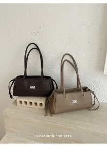Klassieke gewatteerde baguette schoudertas voor dames, retro luxe okseltas met metalen draaisluiting.