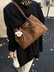 Retro bruine suède tote tas voor dames, grote schoudertas met leuke berenhanger.