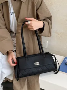 Elegante zwarte gewatteerde schoudertas voor dames, retro baguette tas met sluiting.
