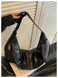 Zwarte slouchy hobo schoudertas voor vrouwen, casual minimalistische tas met ritssluiting.