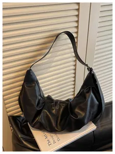 Minimalistische zwarte PU lederen slouchy schoudertas, veelzijdige okseltas voor dames.