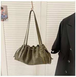 Detailansicht einer stilvollen Retro Damen Umhängetasche mit Raffung und dunklem Grünton.