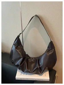 Bruine schoudertas van kunstleder, stijlvol slouchy croissant design met handige ritsen.