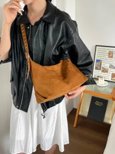 Vintage Nieten Wildleder Umhängetasche für Damen, große Hobo Tasche lässig und chic.