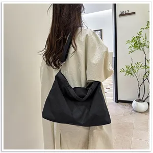 Stijlvolle minimalistische zwarte canvas shopper, grote schoudertas voor dagelijks gebruik.
