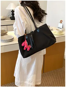 Zwarte handtas voor dames in Koreaanse stijl met roze paardenhanger voor dagelijks.