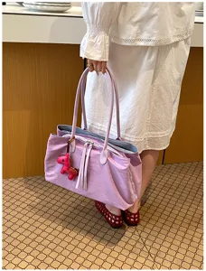 Gedetailleerd overzicht van de chique koreaanse paarse tote bag met vakken en hanger.