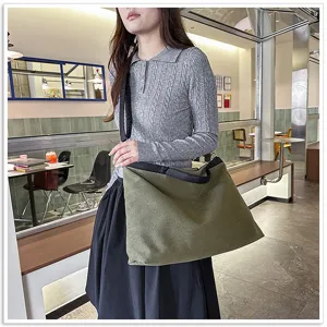 Gedetailleerd lifestylebeeld van een casual groene canvas tote tas in een gezellige sfeer.