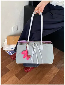 Koreaanse stijl color-block tote tas detail met grote capaciteit schouderontwerp en hanger.