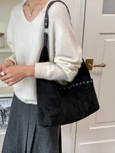 Schwarze Wildleder Umhängetasche für Damen, elegante große Hobo Tasche mit Metallösen.