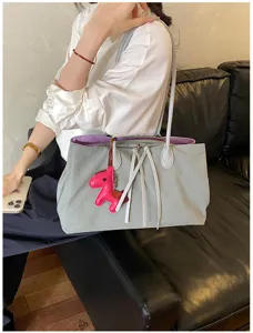 Koreaanse casual contrast tote tas met paarse voering en leuke paardenbedel voor dames