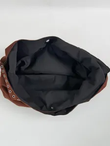 Braune Wildleder Schultertasche mit Metallösen und schwarzem Futter, große Pendler Shopper Tasche.