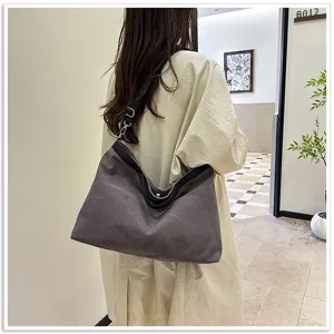 Casual canvas tote tas gedragen op de schouder, grote capaciteit voor dagelijks pendelen.