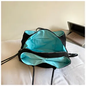 Gedetailleerd overzicht van de Koreaanse colorblock tote tas met blauwe binnenkant.
