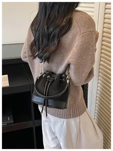 Chique zwarte bucket bag voor dames, retro PU lederen schoudertas met handig trekkoord.