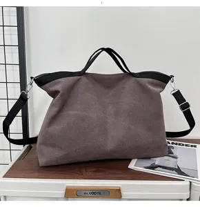 Gedetailleerd scèneoverzicht van een casual donkergrijze canvas tote tas met zwarte handvatten.