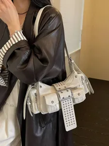 Witte punk motor schoudertas voor vrouwen, stoere geklonken okseltas met meerdere zakken.
