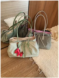 Moderne stijlvolle Koreaanse shopper tas met grote capaciteit en handige opbergvakken.