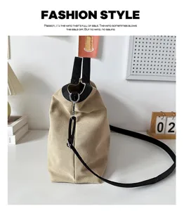 Casual canvas shopper tas met grote capaciteit, schouderriem en minimalistisch stijldesign.