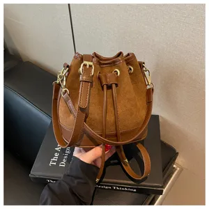 Vintage bruine suède bucketbag voor dames, stijlvolle PU lederen schoudertas en handtas.