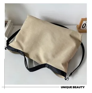 Detail van de beige canvas tote tas met zwarte banden, minimalistische casual stijl voor dagelijks.