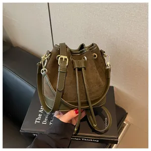 Retro groene emmertas voor vrouwen, stijlvolle schoudertas van suède en leer voor dagelijks gebruik.