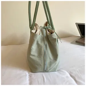 Groene casual shopper tas detail aan de zijkant met metalen rits en schouderbanden