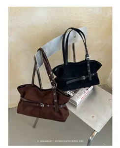 Minimalistisch suède schoudertas detail, stijlvolle shopper met metalen gesp en mooi design.