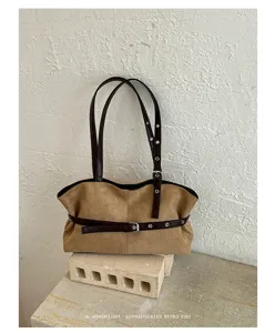 Minimalistische retro bruine suède schoudertas voor dames dagelijkse casual handtas chic.