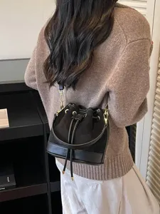 Retro dames sude emmertas, stijlvolle schoudertas en crossbody tas met trekkoordsluiting.