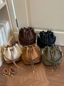 Retro suède emmertas voor vrouwen, chique casual schouder- en crossbodyhandtas met trekkoord.