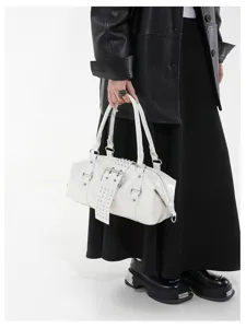 Gedetailleerd opname van een witte Y2K retro Boston handtas met metalen gespen en klinknagels.
