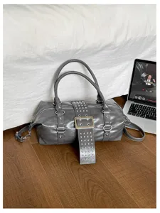 Grijze Y2K punk stijl Boston tas met metalen studs en gesp, hippe streetwear handtas.