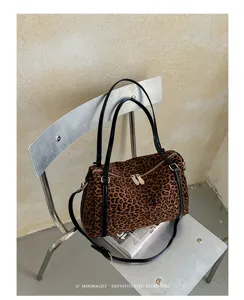 Luipaardprint suède Boston schoudertas, casual retro handtas met handgrepen en riem.