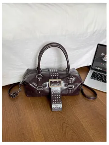 Retro Y2K PU lederen Boston schoudertas met chique metalen gesp en koele klinknagels.