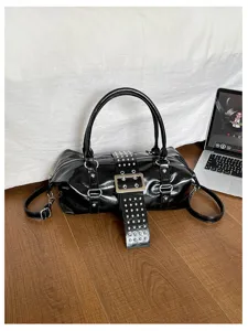 Retro Y2K zwarte lakleer Boston tas met metalen klinknagels, trendy schoudertas.