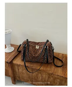 Luipaardprint suède Boston schoudertas, vintage bowlingtas met crossbody riem voor vrouwen.