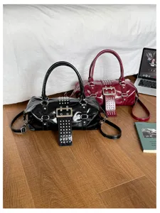 Retro Y2K stijl lakleer Boston tas met metalen studs en een elegante gesp detail.