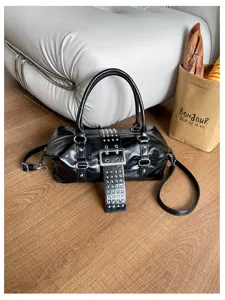 Stijlvolle zwarte Y2K Boston schoudertas van lakleer met coole metalen studs en gesp.